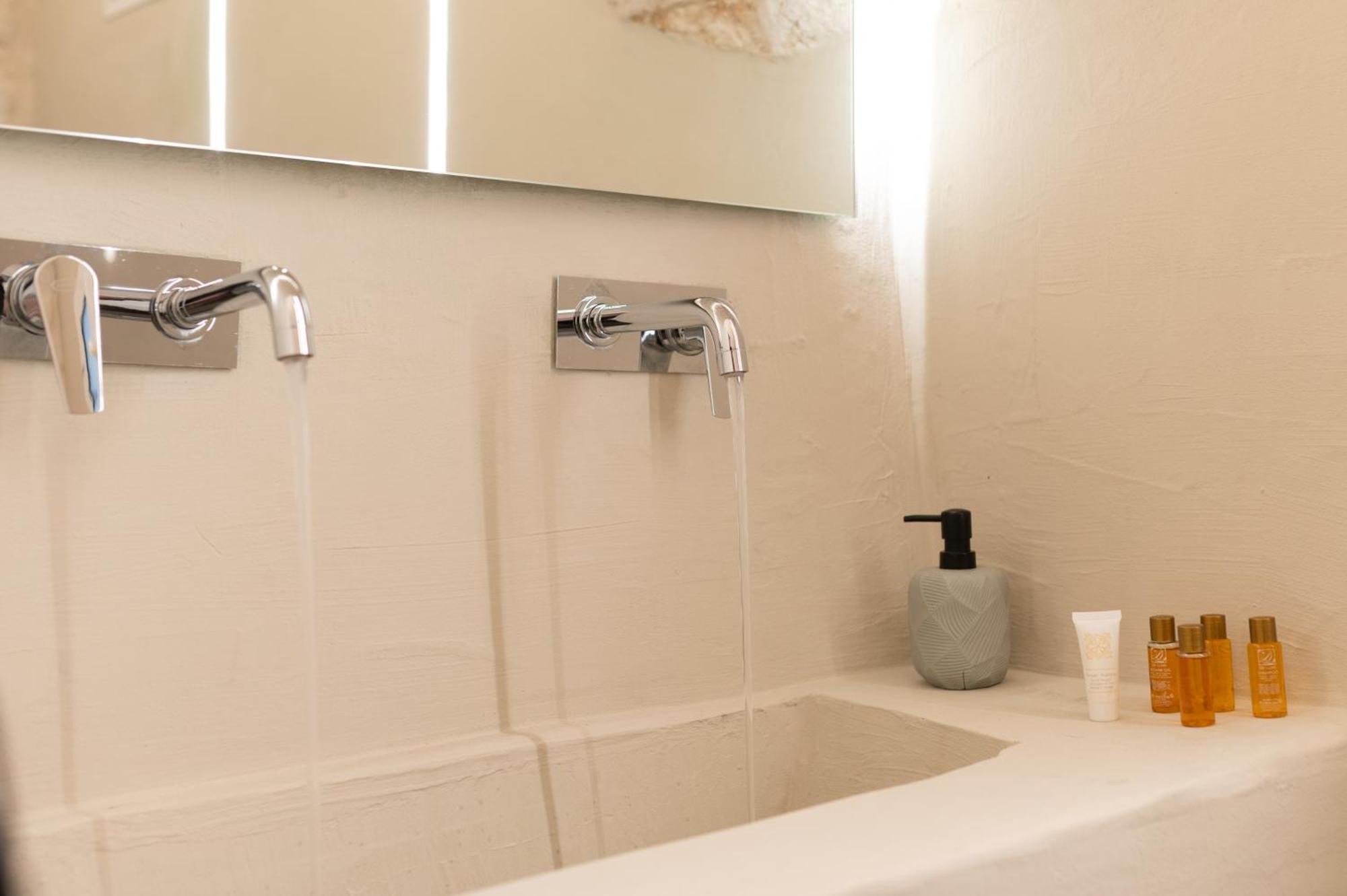 Malolu Luxurysuite 奥斯图尼 外观 照片